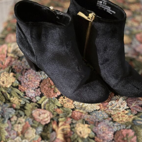 Bella Vita Black velveteen booties stacked heel size 8 M - Picture 1 of 5